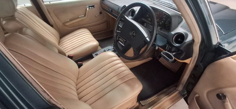 
								Original Condition 1983 Mercedes-Benz W123 230E full									