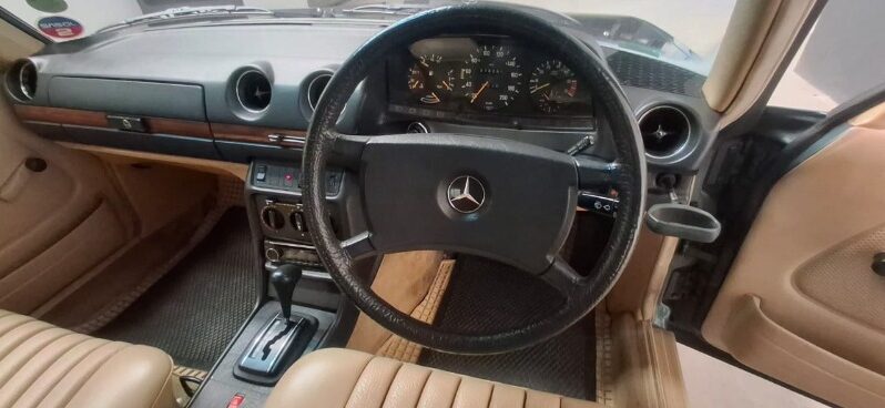
								Original Condition 1983 Mercedes-Benz W123 230E full									