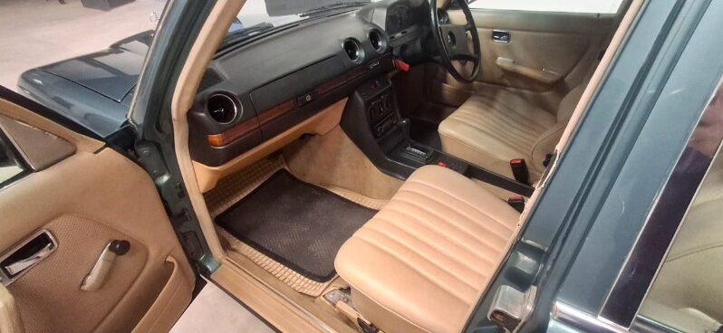 
								Original Condition 1983 Mercedes-Benz W123 230E full									